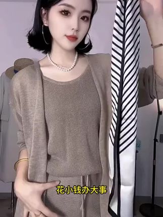 开春搭配神器,复古时尚的长丝巾!谁戴谁好看#丝巾 #开春搭配 #长丝巾 #开春搭配安排上了 #丝巾搭配