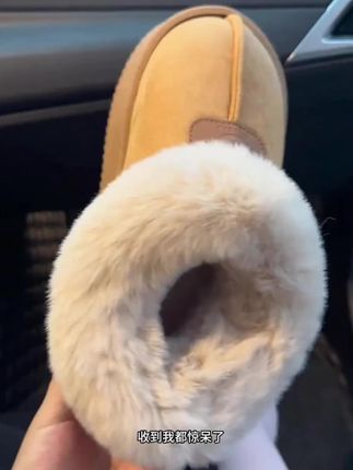 姐妹们这个雪地靴真的好好看,质量没话说,现在拍真的很便宜!!#棉拖鞋、、#保暖又好看#雪地靴!便宜又好穿#加绒加厚