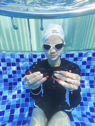 游泳怕起熊猫眼?别怕救星来了,3式贴合,婴儿奶嘴般材质,柔软贴肤,防水防雾,关键支持999天起雾即换