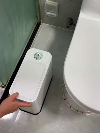 卫生间小的可以试试这款 #窄缝垃圾桶 按压开盖的设计,扔垃圾方便还不会外漏 #垃圾桶 #卫生间好物 #夹缝垃圾桶