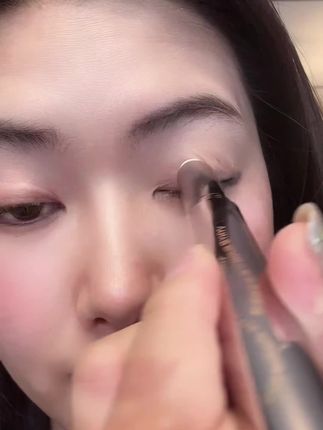 三色渐变眼影,一抹成型,一抹三色,快试试吧 #懒人眼影 #新手化妆教程