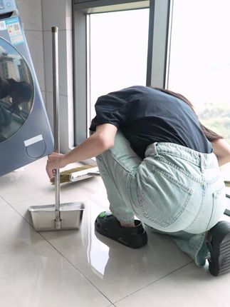 自从有了这个洗衣机底座,洗衣机轻松移动,小姑娘都惊呆了