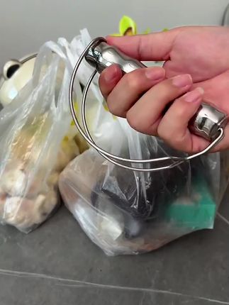 这个设计的好啊,以后买菜再也不用担心塑料袋勒的手痛了。 #提物器 #防勒手 #新奇特 #居家好物
