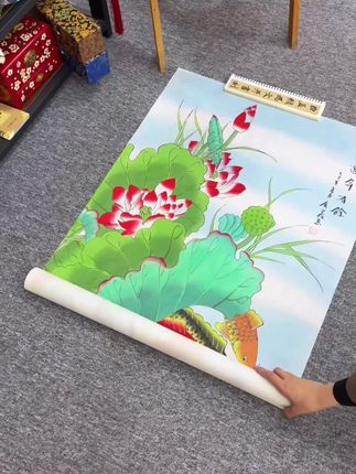 古法三矾九染,层层透色;背景虚实相生,留白处似水波空灵,当代家居悬挂亦显大气典雅。#手绘 #年年有余 #文玩探宝