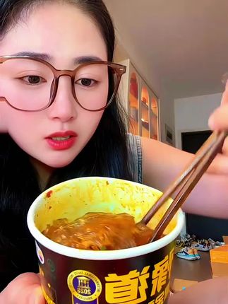 这个豫道红薯粉酸辣粉酸酸辣辣超好吃,用料也很足,一包粉六包料,吃起来酸辣可口,饿了馋了都可以来上一碗