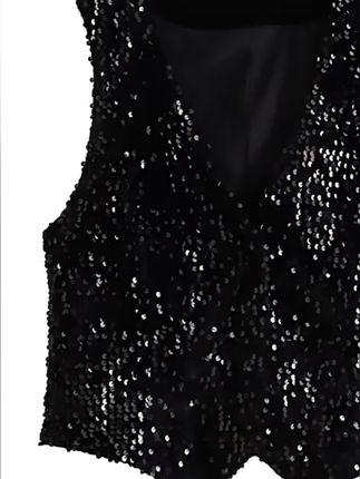 这件亮片无袖马甲上身效果绝了。全身亮片编制,在光线下blingbling的,像把银河穿在身上,一下子就让人眼前一亮。