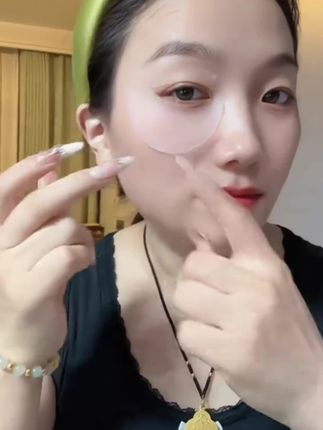 雪雪推荐的抗皱眼膜,真的巨好用!!效果特别好,经常喜欢半夜看剧打游戏的,一定试试这个 #抗皱眼膜 #眼膜#护肤