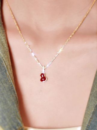 “@你的闺蜜,今年生日礼物的‘标准答案’在这里!一起戴上,做彼此的幸运女孩!”