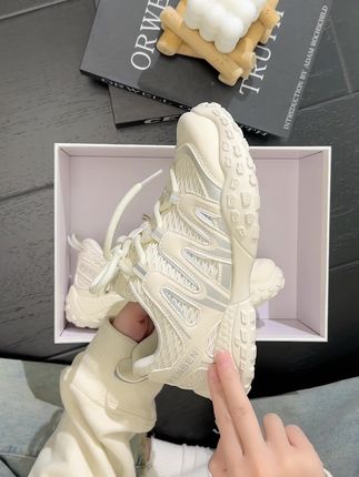 “每一次回眸,都是我看向你的瞬间”#板鞋女 #软底软面穿上超舒服 #好穿又好搭 #小个子穿搭 #爆款热卖中