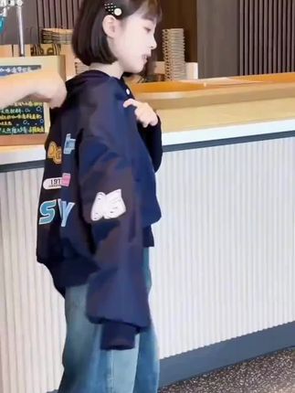 女童美式短款外套春秋季2025新款洋气儿童机车风棒球服韩版上衣潮#女童外套 #春秋新款 #美式短款 #机车风棒球服 #韩版童装