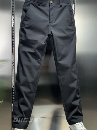 入夏必备的薄款休闲裤,面料清爽轻薄透气,上身百搭不挑身材!#气质男装 #男士休闲裤 #夏季新款 #夏季穿搭