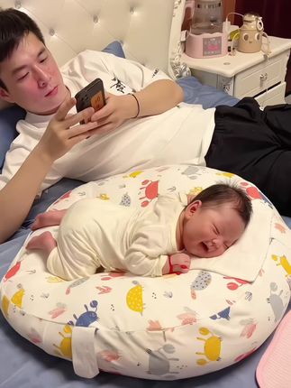 姐妹们,这款防吐奶斜坡枕真的太香了,四季适用,科学15度斜坡设计,宝宝喝奶很舒服,防吐奶呛奶 #斜坡枕 #母婴好物