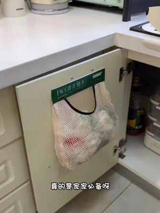 可以给家里的橱柜门上安排这样的收纳网兜,充分利用空间#居家好物#实用省空间