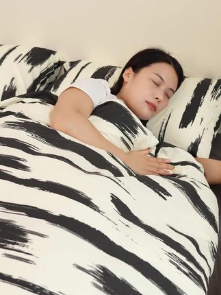 想要舒适好睡眠,就选全棉四件套,面料柔软舒适,亲肤透气,一年四季都可用。
