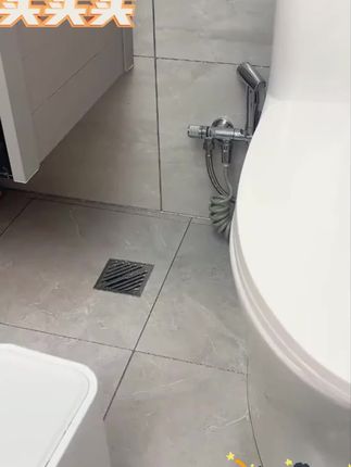 卫生间的垃圾桶就要选这种窄缝的,一键开关盖,不仅美观还能阻隔异味~