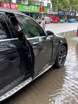 雨季到了,赶紧穿上这个#防雨鞋套,再也不用担心鞋子被弄湿和弄脏了#雨天出行 #一次性鞋套#加厚鞋套#特厚鞋套