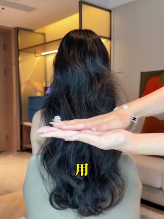美女必不可少的真是柔顺秀发!!# 护发精油#出门必备#高级感
