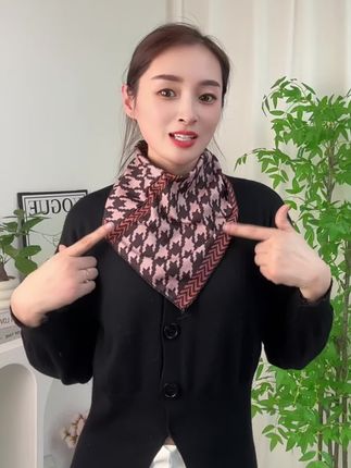 脖子怕冷的姐妹可以戴一条这样的小围巾,保暖又好看#围巾穿出时尚范 #秋冬围巾 #围脖 #围巾 #围巾搭配