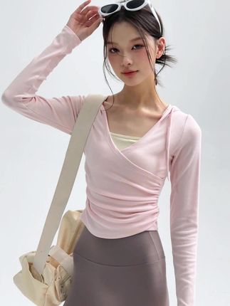 交叉V领显脖子长,收腰很有设计感!甜妹感直接焊在身上!
