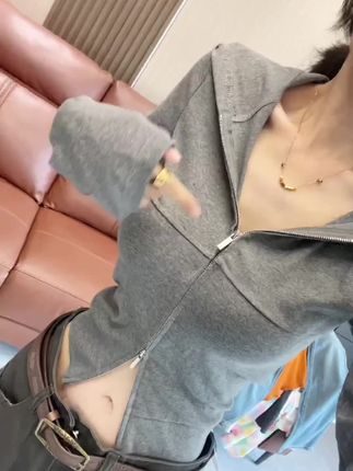 2025春秋连帽短款设计感上衣女拉链甜辣显瘦长袖T恤开衫潮