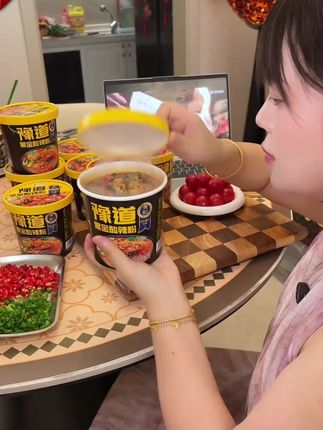 半夜饿得睡不着,又不想吃外卖?姐妹们,赶紧来试试这款红薯粉,酸辣爽滑的口感直接把你拉回堂食体验!