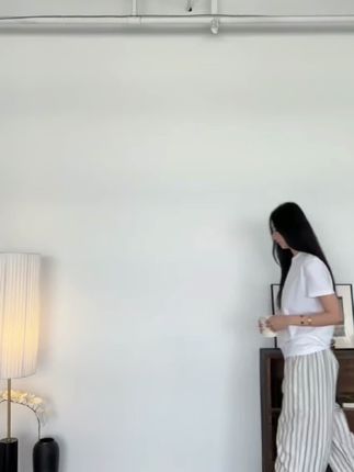 秋日温柔款!卡其垂感直筒遮肉,搭毛衣显气质,穿著松弛不臃肿~