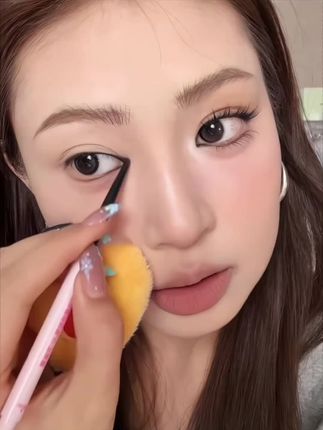 这年头眼线笔也整上替换芯了 全包小猫眼线简直不要太适合方圆脸 #新手化妆教程 #方圆脸 #长中庭 #眼妆 #眼线胶笔