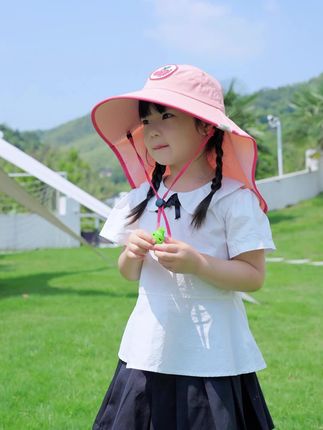 这顶防晒帽也太绝了!防晒面积大,孩子的小脸,脖子,后背,满满的安全感,一步到位!