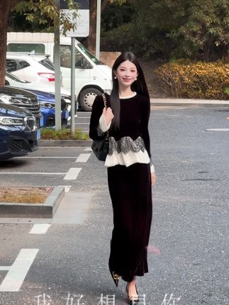 山高路远 只看自己 悦己才是荒芜人生的解药  #女装搭配 #秋季穿搭 #丝绒两件套