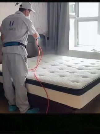 每到换季,螨虫就容易滋生。家里每天接触皮肤又不好清理的地方。像床垫、沙发、衣柜,用#除螨喷雾不定期喷喷,安心