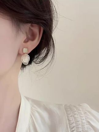 海边度假必备!贝壳流苏耳环自带慵懒松弛感,阳光底下blingbling,戴它就是沙滩焦点~