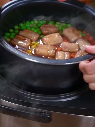 简单又美味的懒人焖饭,有饭有菜,大人小孩都爱吃#焖饭 #电饭锅美食#焖饭汁