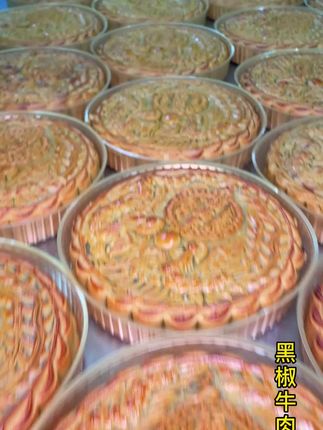 鲁师傅已经做月饼几十年了,他研发的黑椒牛肉月饼让他名声大噪,每年中秋的订单让他应接不暇#中秋月饼