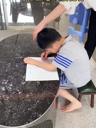 我真的后悔没有早点发现这个坐姿器,有了它,再也不用担心孩子写作业弯腰趴桌了!#坐姿矫正器 #三维坐姿矫正器