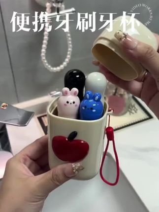 这个便携牙杯牙刷真的全家都喜欢,孩子更是爱不释手,出去玩住酒店带着非常方便!# 旅行牙刷# 旅行漱口杯