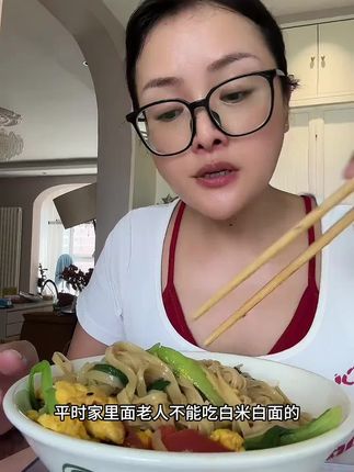 来自贵州高原苦荞挂面,苦荞含量80%,不加一滴白面粉!特别适合不能吃白面还馋面条的#苦荞 #苦荞挂面