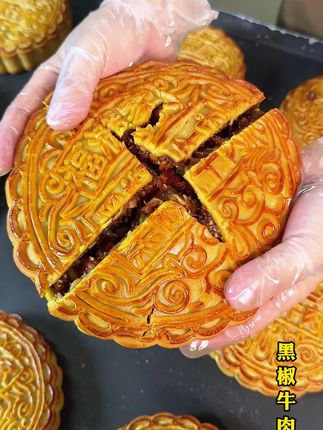 找了很久才找到这个手工黑椒牛肉月饼,一掰开全是大颗的牛肉,去年在广西吃过一次,那味道至今难忘#中秋月饼