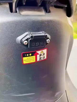 电动车也是移动电源,随时随地可以给手机充电啦!#电瓶车 #高性能实用工具 #携带方便 #好工具 #移动电源