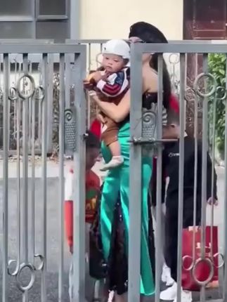 宝宝启蒙阶段,可以带她做熏听早教,培养宝宝专注力和语言表达能力#留声机 #启蒙早教 #哄睡 #好习惯养成