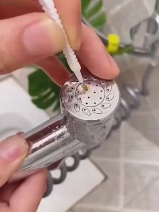 家里的花洒出水小了,用这个#花洒清洁刷 ,能够疏通水锈,水龙头、手机也可以用#卫生间好物