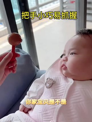 42天体检被夸抓握能力好,15开始玩小沙锤了,#小沙锤 轻盈小巧,很适合小宝宝锻炼抓握和手眼协调能力