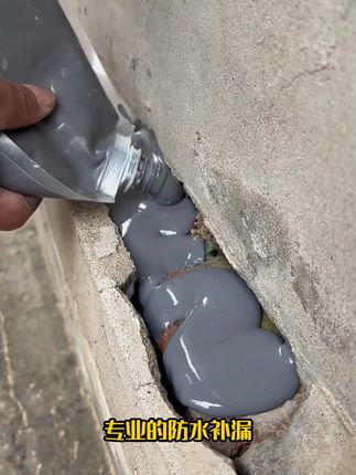 屋顶漏水不用请工人,用这款防水胶,哪里裂缝补哪里!