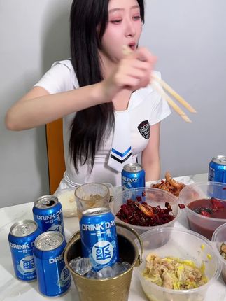 黄酒到底能不能冰着喝?来看看#气泡黄酒#黄酒到底怎么喝!