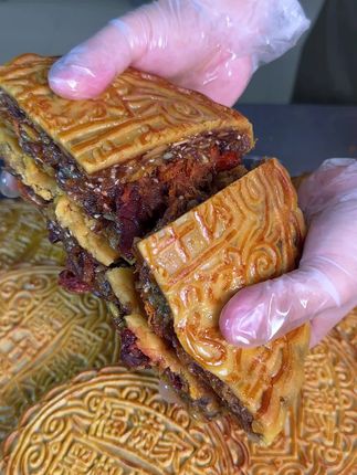 小时候的味道,老师傅手工广式伍仁黑椒牛肉月饼终于搞活动了!#广式月饼 #小时候的味道#中秋月饼