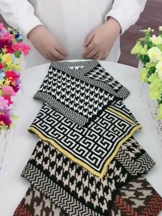 脖子怕冷的姐妹出门戴着这条小围脖,保暖又时尚,超好看!#围巾穿出时尚范 #秋冬围巾 #围脖 #围巾 #围巾搭配