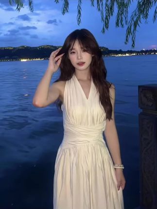 舒胡蕾 美神降临【高定系列】 桃花皱感缎面绝美及地气质连衣裙