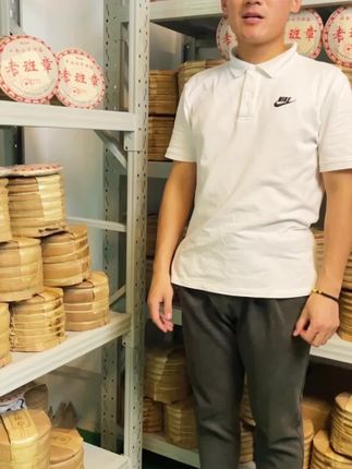 一口绵滑回甜,老班章熟茶唤醒你的味蕾! 今天又是一天忙碌的工作,在家喝上一杯浓香好茶,真的太舒服了!#把夏天的甜蜜一筐筐装满#三伏天邪修减肥还是太权威了#邪修做饭有多简单#就用这个转场去溜达吧#三伏天怎么祛湿气