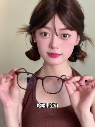 冰美式棕也太显白了叭方圆脸姐妹冲!真的好好看!戴这款很好的修饰了脸型方圆脸姐妹们可以闭眼冲!! # 素颜神器