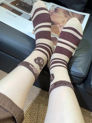 今年热卖的复古奶咖色系,可爱字母棉袜,搭配任何鞋子都好看!#棉袜 #中筒袜