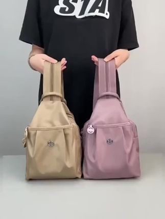 可双肩背牛津布女胸包 采用耐磨牛津布材质,可自由切换胸包或双肩背法,适合日常通勤、旅行等多种场景